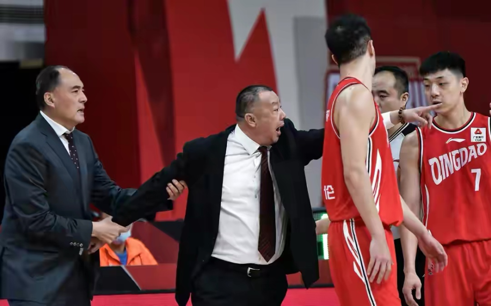  法兰克福主帅赛后炮轰裁判，争议判罚引舆论风波  